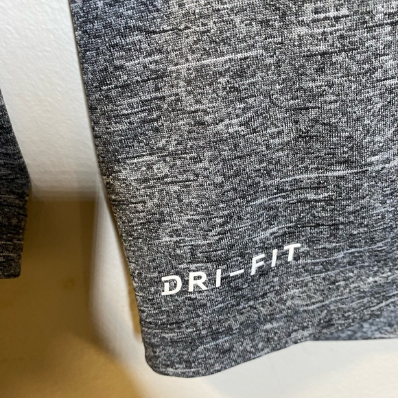 Nike swim dri-fit T-shirt men’s size small gray UPF 40+ long sleeves - Picture 3 of 7